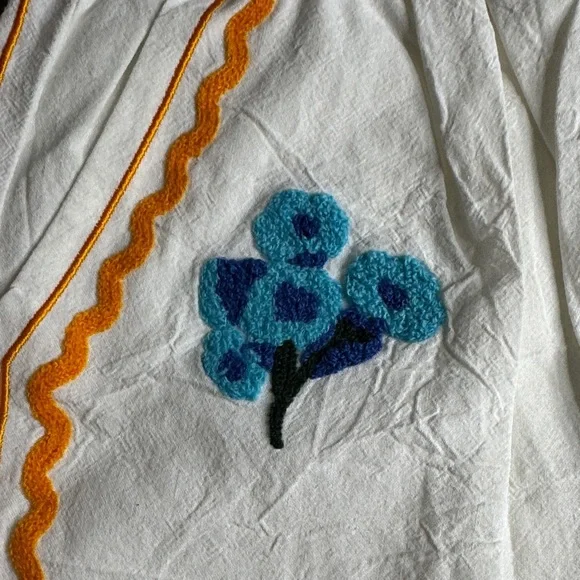 Cottagecore Festival White Short and Vest Set with Floral Embroidery - Picture 3 of 11